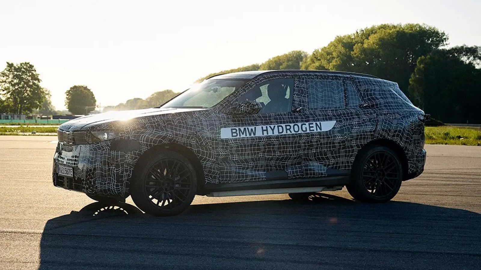 Η νέα υδρογονοκίνητη BMW iX5 έχει 7 δεξαμενές και αυτονομία 750 χλμ.